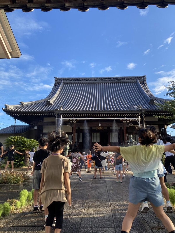 お寺と子どもの画像